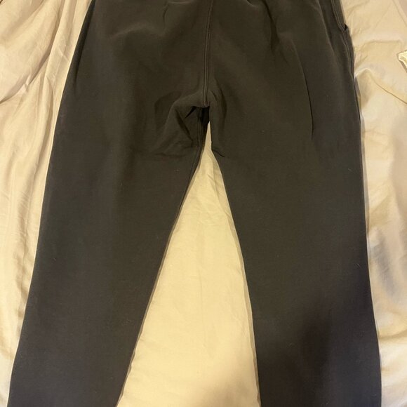 Abercrombie & Fitch - Picture 3 of 4